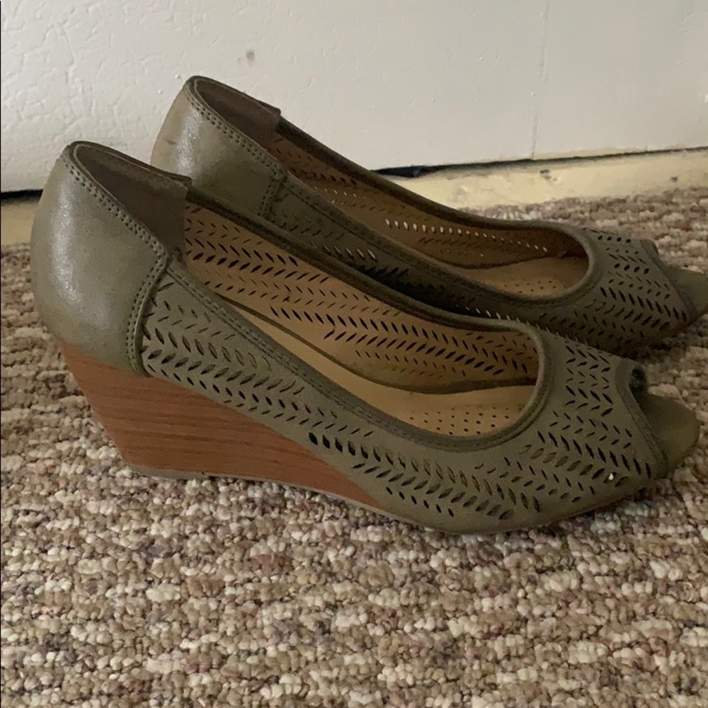 City Classified wedge sandals sz 8